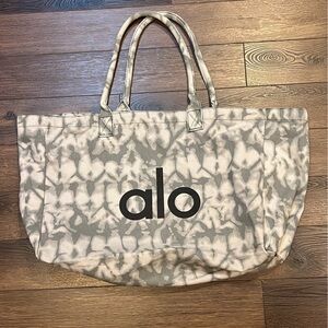 ALO Yoga Gray Geometric Tote Bag with Rope Handles